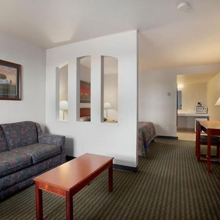 Travelodge Hotel By Wyndham Weyburn Экстерьер фото