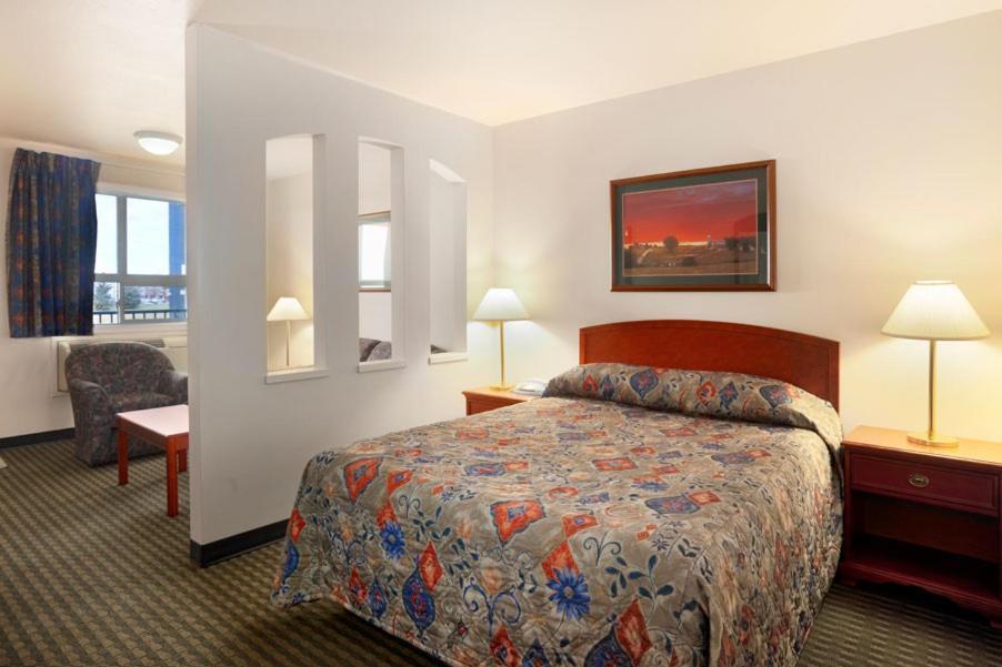 Travelodge Hotel By Wyndham Weyburn Экстерьер фото
