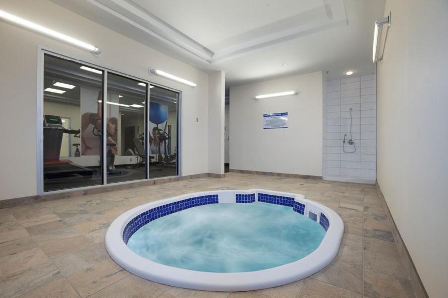 Travelodge Hotel By Wyndham Weyburn Экстерьер фото